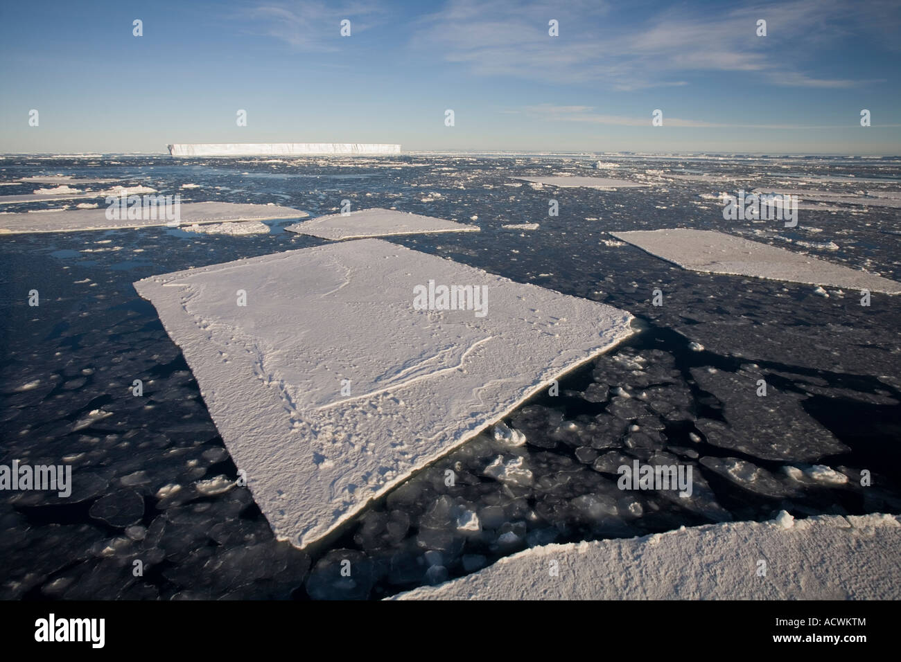 L'Antartide Erebus e terrore Golfo rotto pentole di inverno il ghiaccio galleggiante nel Mare di Weddell a inizio estate mattina Foto Stock