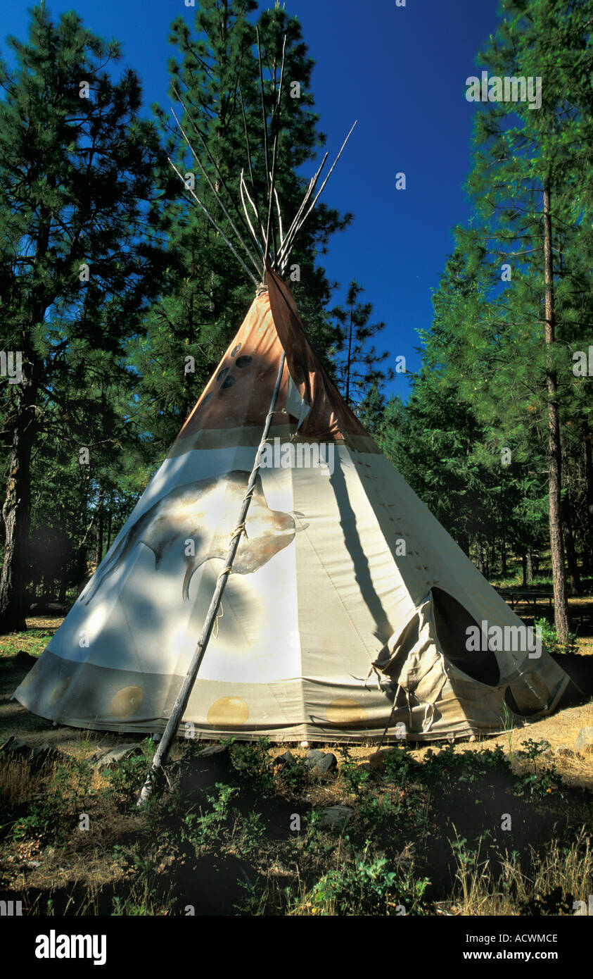 Tenda indiana tende Tepee teepee nella foresta Foto stock - Alamy