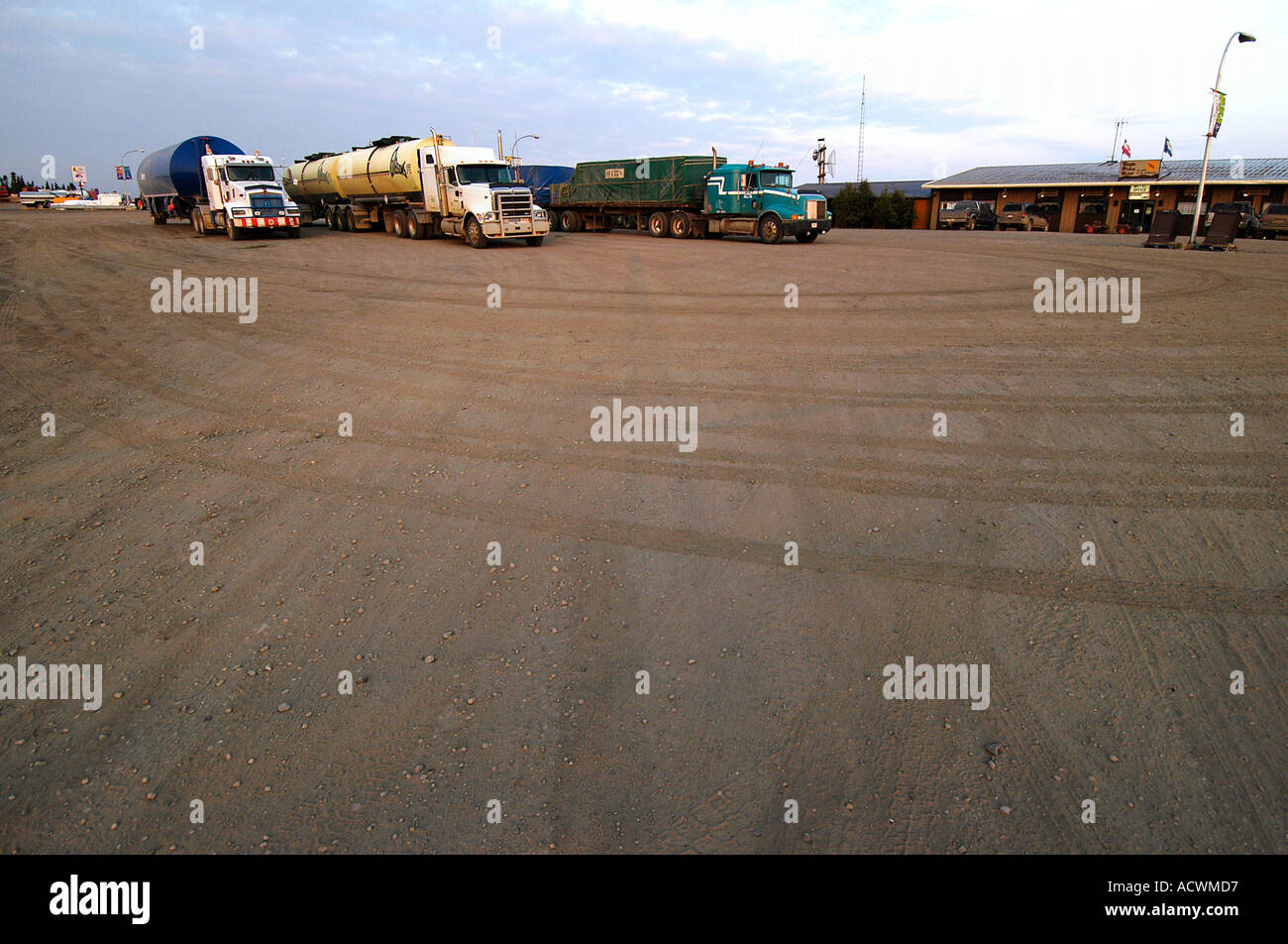 Parcheggio con camion Eagle Plains presso la Dempster Highway Foto Stock