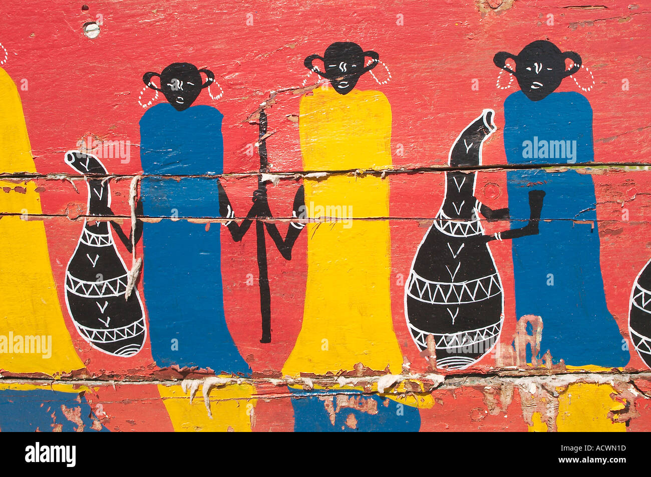 Ingenuo afrikanische Malerei auf einem Holzboot ingenuo africana di pittura su una barca di legno Foto Stock
