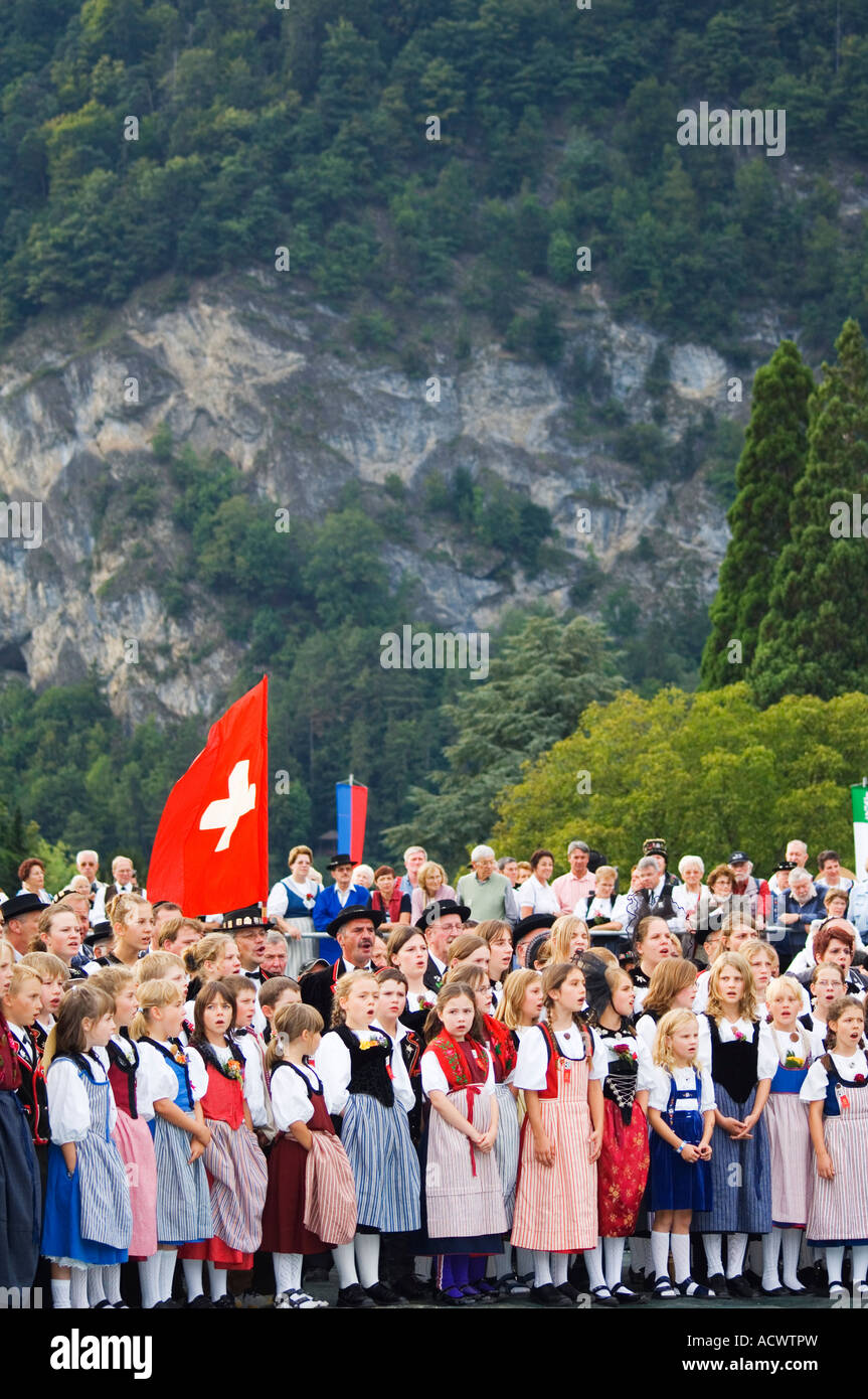 La Svizzera regione di Jungfrau Interlaken coro cantanti in Costume regionale cantare a Unspunnen Festival del Bicentenario Foto Stock