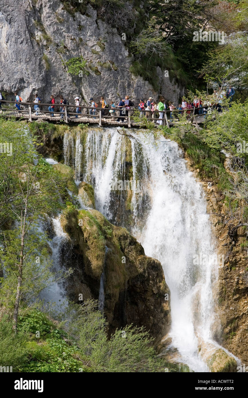 I turisti nel Parco Nazionale di Plitvice Croazia Foto Stock