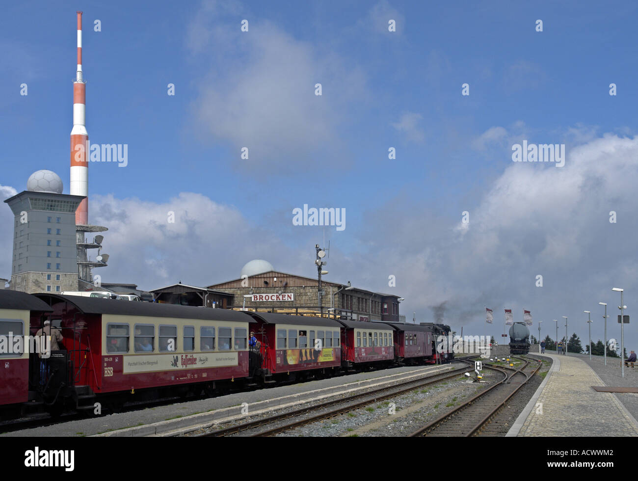 Harzer Schmalspurbahnen treno a vapore che arrivano alla stazione di Brocken delle montagne Harz in Germania Foto Stock