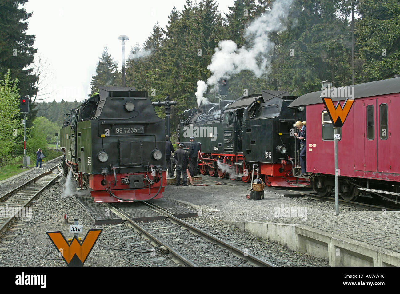Due motori a vapore da Der Harzer Schmalspurbahnen essendo servito in Drei Annen Hohne in Montagne Harz Foto Stock