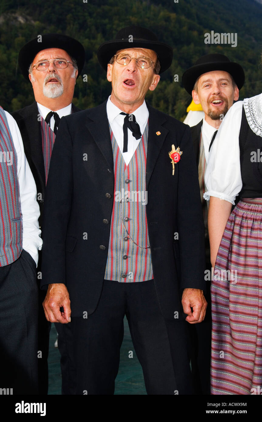 La Svizzera regione di Jungfrau Interlaken coro cantanti in Costume regionale cantare a Unspunnen Festival del Bicentenario Foto Stock