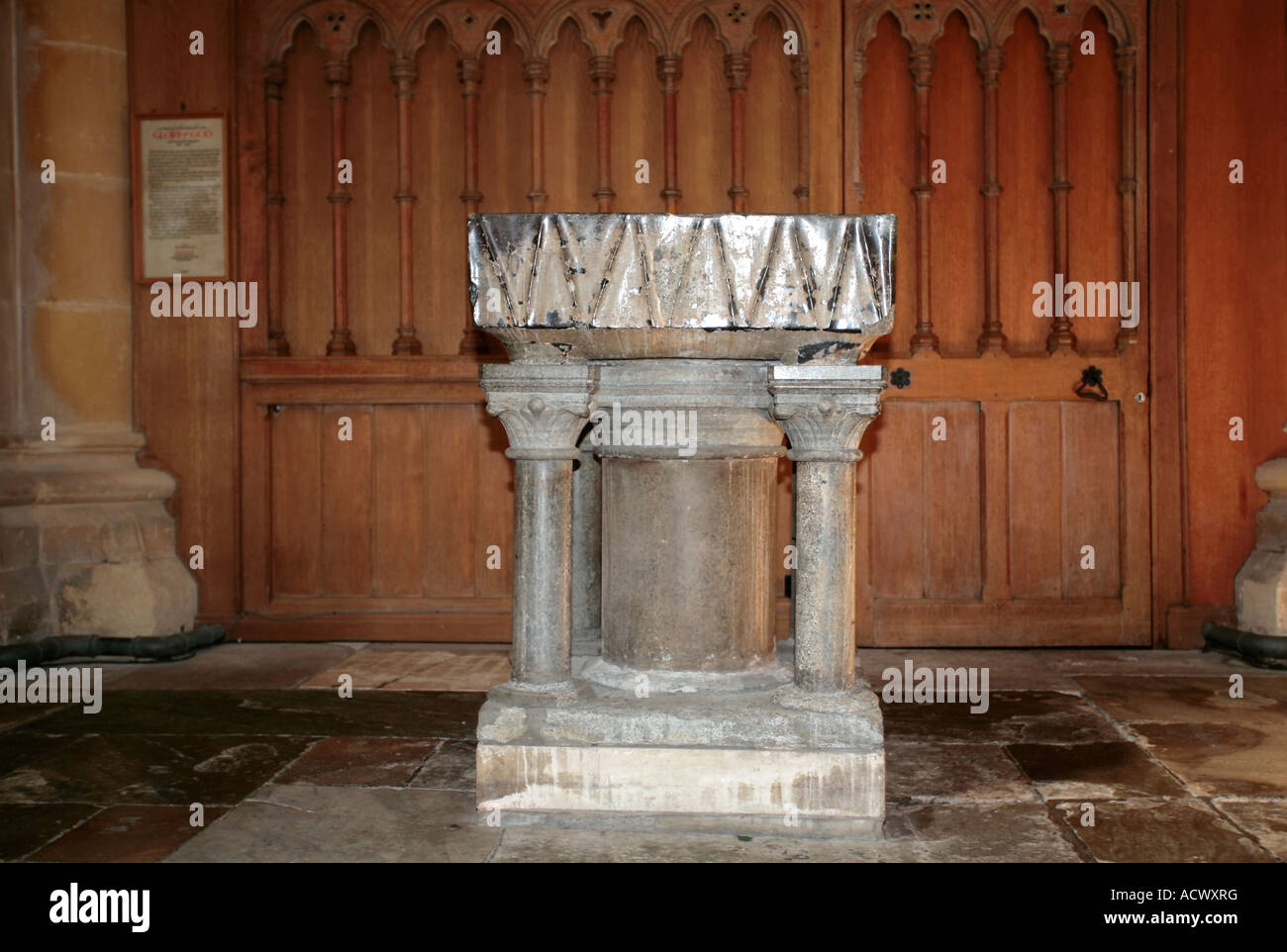 Chiesa font in St Andrews Chiesa, Steyning, West Sussex. Regno Unito. Si tratta di un quadrato Sussex coppa di marmo con interno circolare Foto Stock