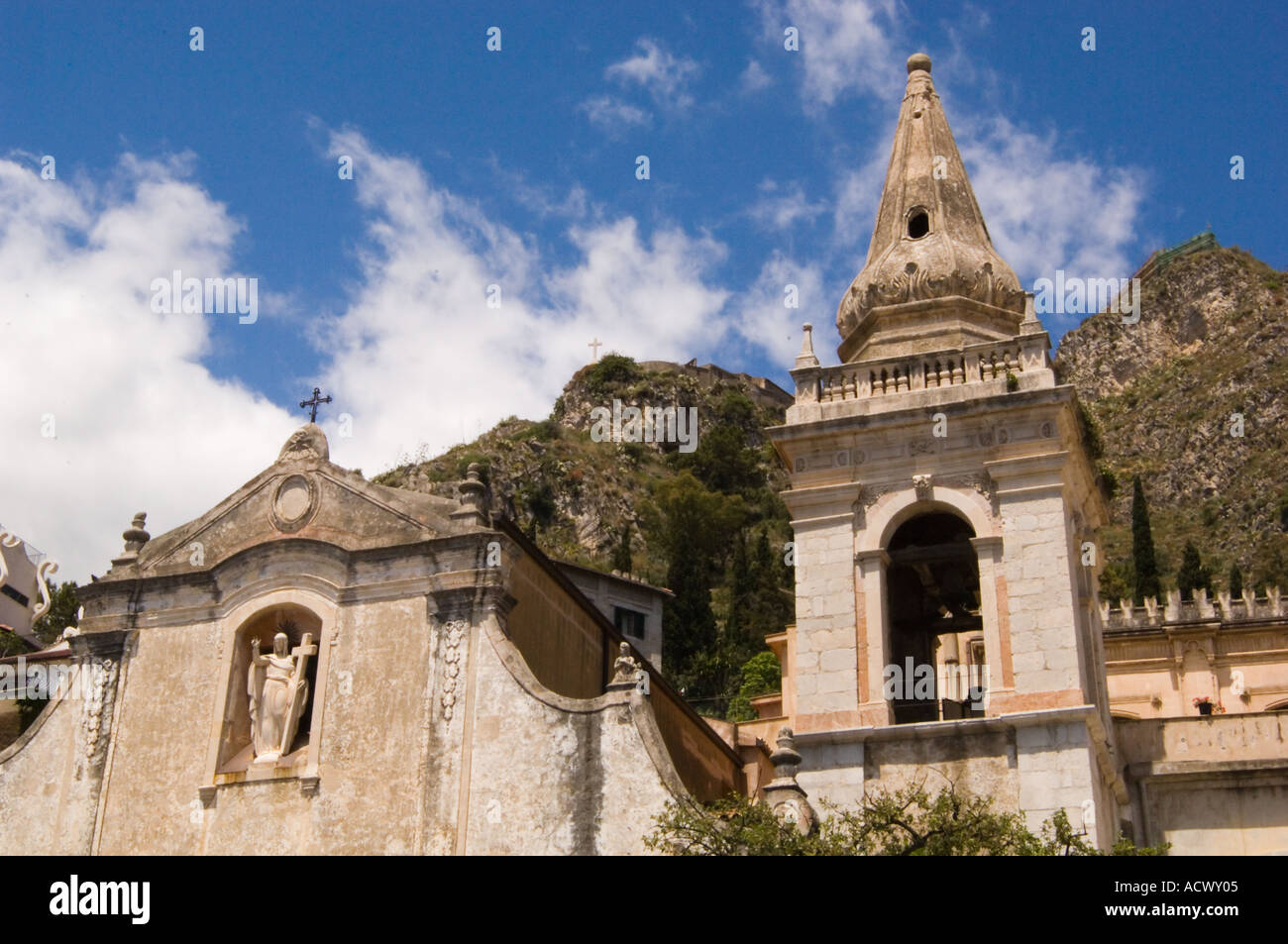 Parte superiore e il campanile della chiesa di San Giuseppe in Piazza 9 aprile a Taormina Italia sulla Sicilia Foto Stock
