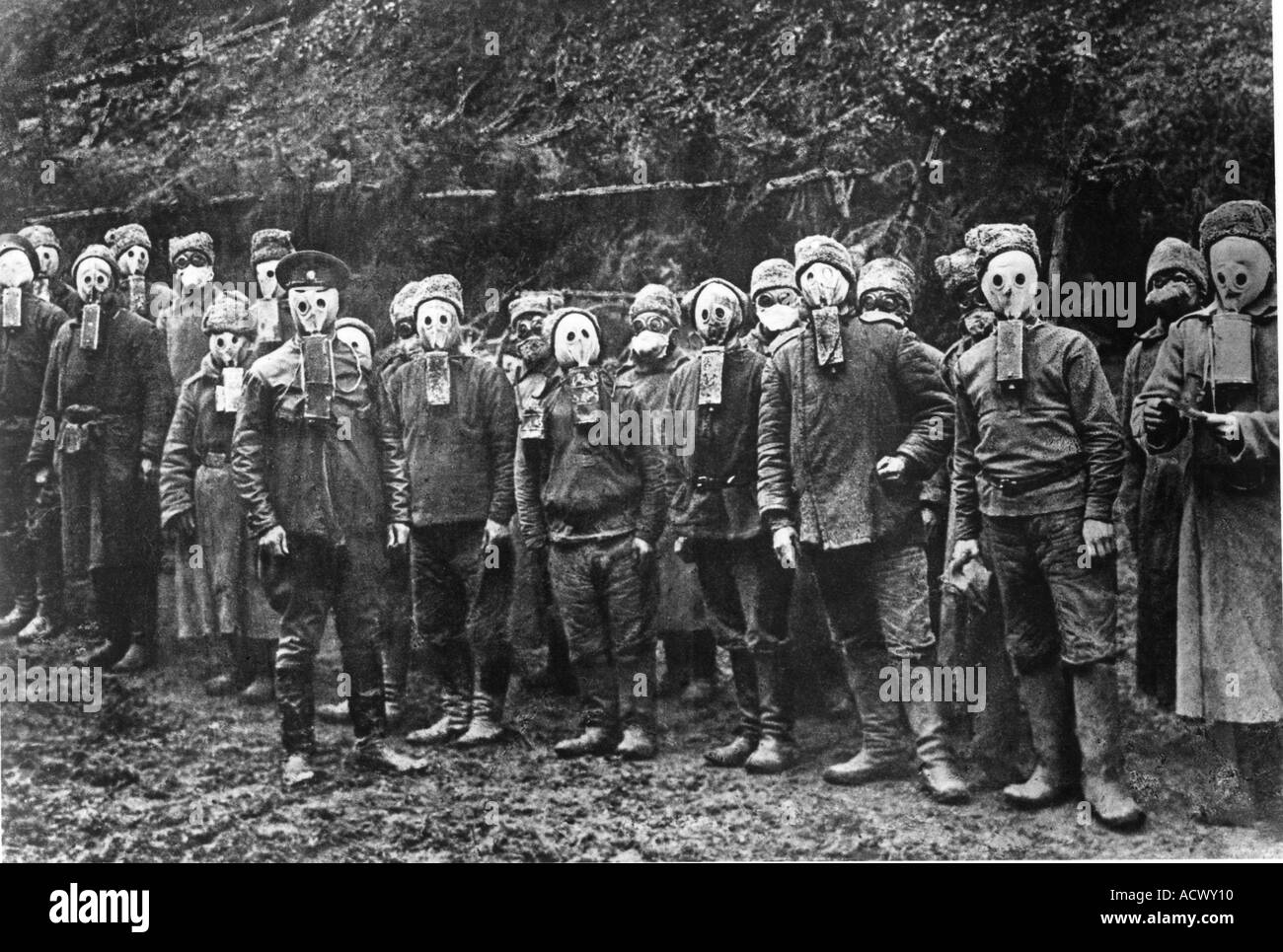 La prima guerra mondiale i soldati russi che indossa gasmasks Foto Stock