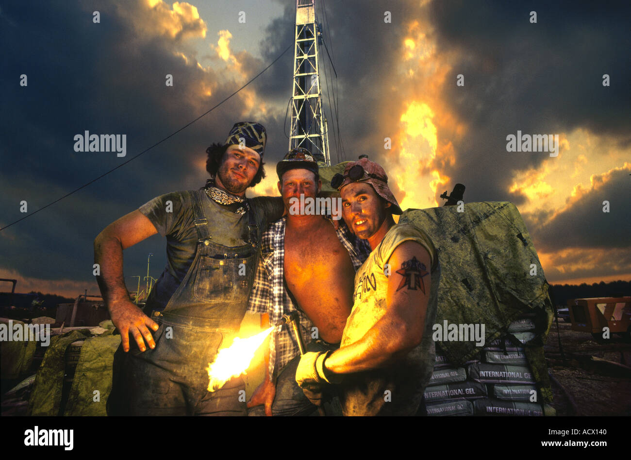 Tre Buoni Amici Oilfield Uomini Di Commercio E Lavorare Su Una Piattaforma Petrolifera Nel Sud Del Texas Foto Stock Alamy