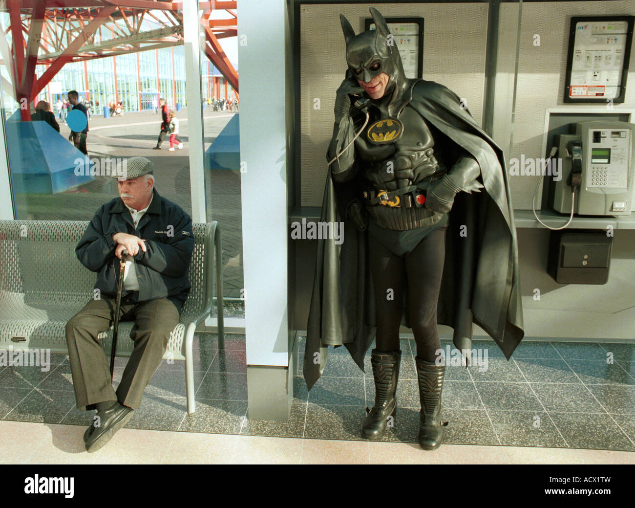 Batman fa una telefonata da una sala per esposizioni al NEC di Birmingham REGNO UNITO Foto Stock