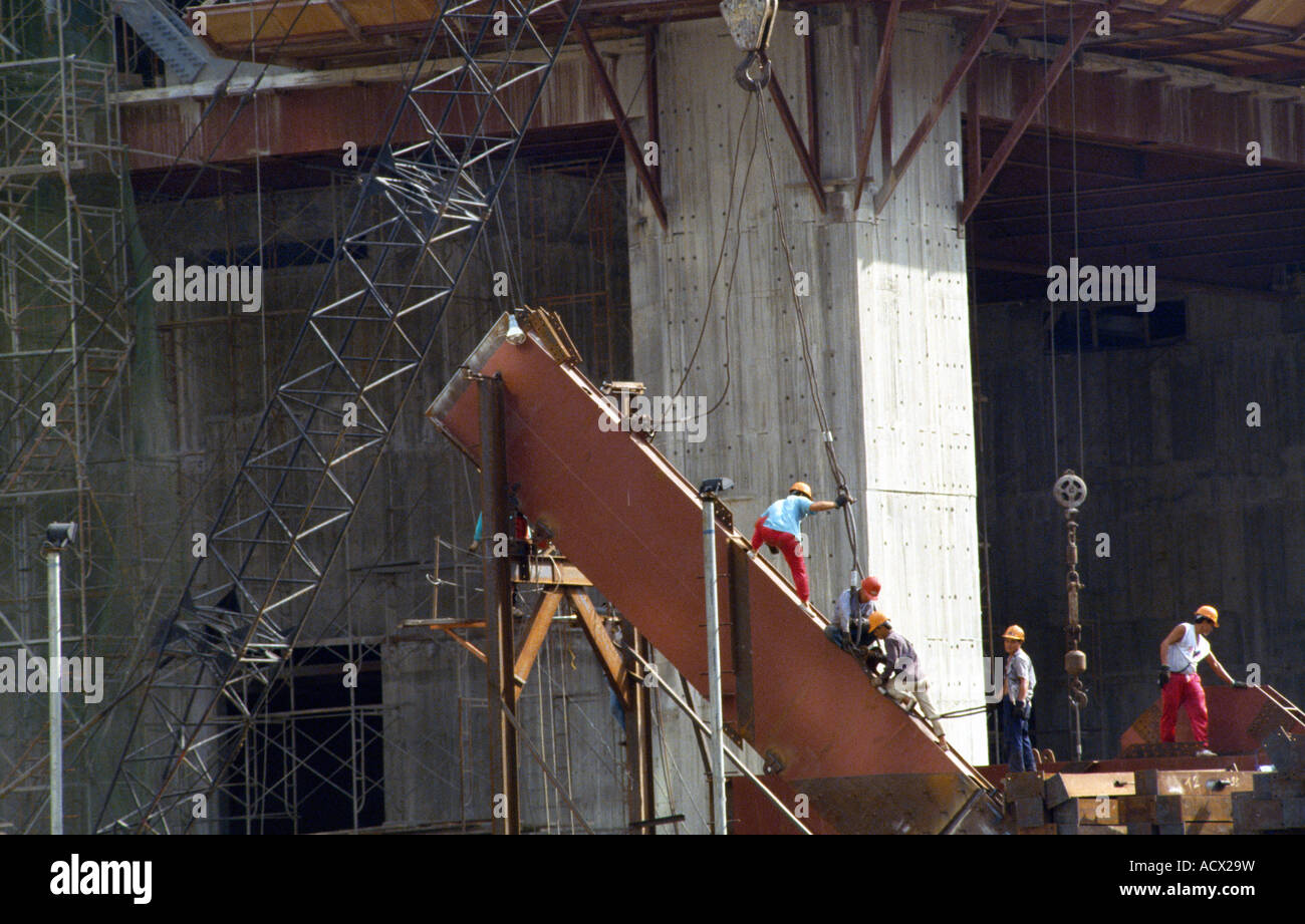 Hong Kong costruzione il sollevamento di un carico pesante trave Foto Stock