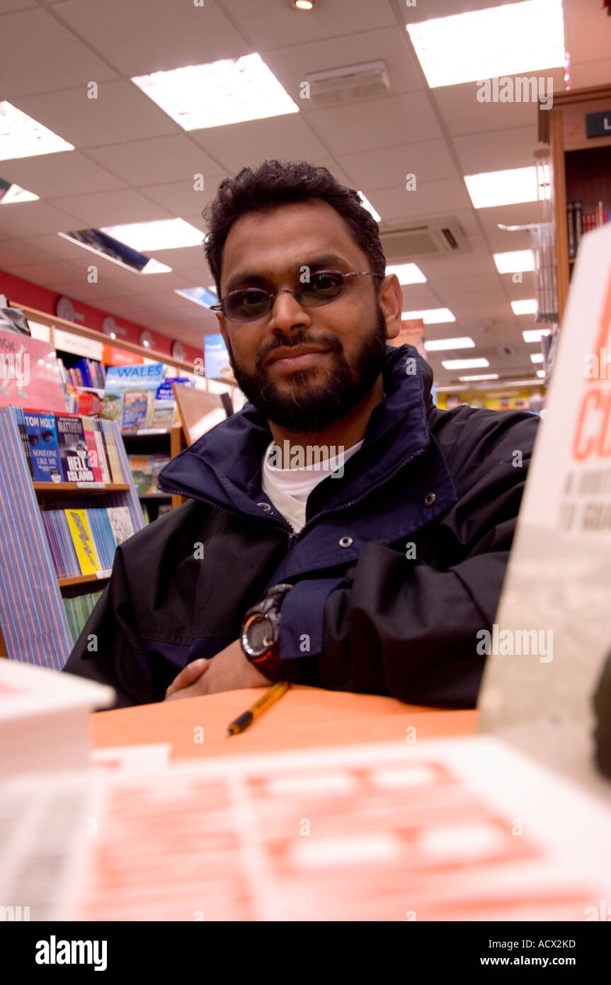 Moazzam Begg, ex Guantanamo Bay detenuto presso un libro firma in Ottakars Aberystwyth Foto Stock