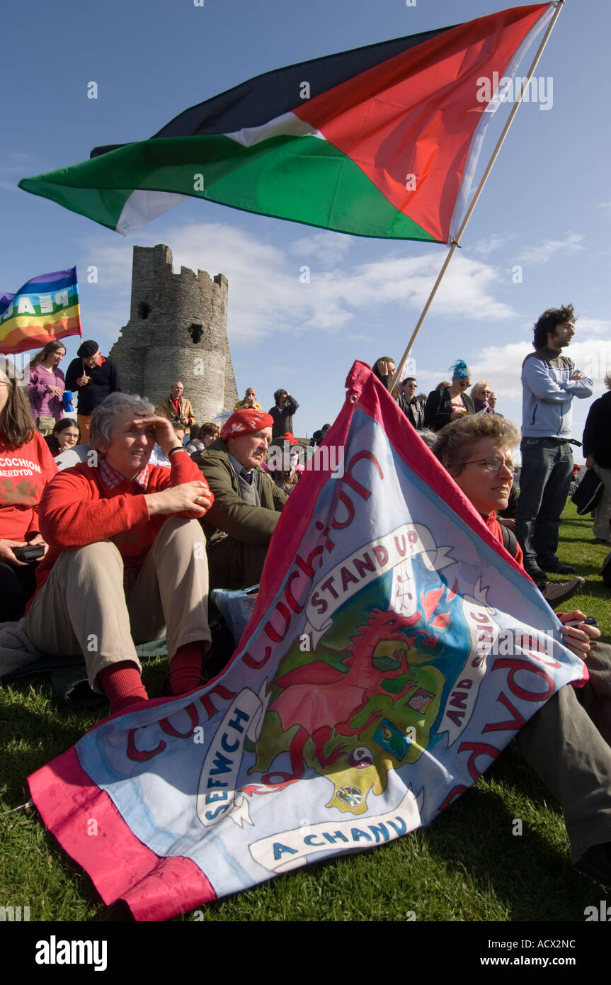 Sventolando striscioni : il finale di Aberystwyth Social Forum: maggio giorno festivo nel parco del castello Aberystwyth Wales UK Foto Stock