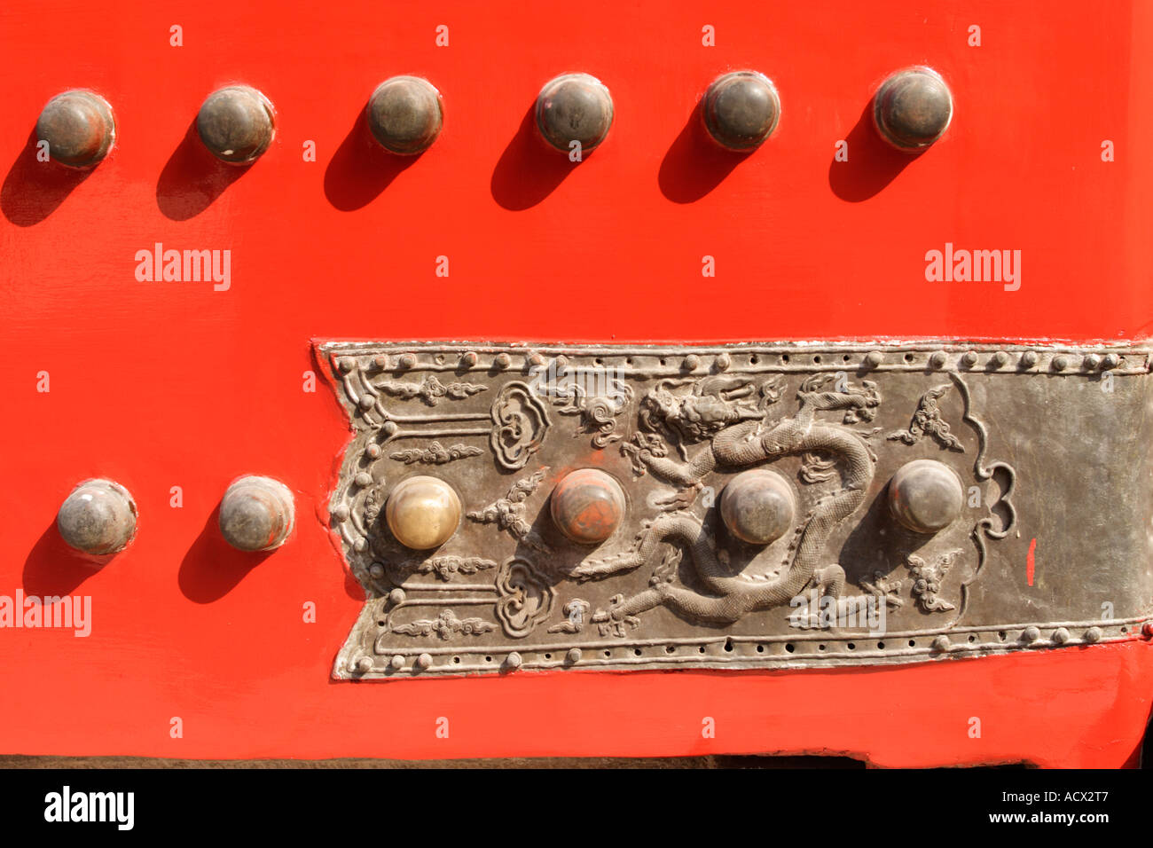 Dipinta di fresco porta parte del restauro nella Città Proibita in preparazione dei Giochi Olimpici di Pechino 2008 Pechino CINA Foto Stock