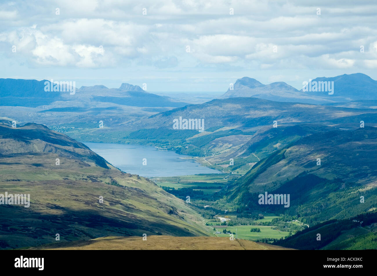 La testa di Loch Ginestra e i picchi Coigach, dalla cresta della gamma Fannichs, vicino a Ullapool, regione delle Highlands, Scotland, Regno Unito Foto Stock