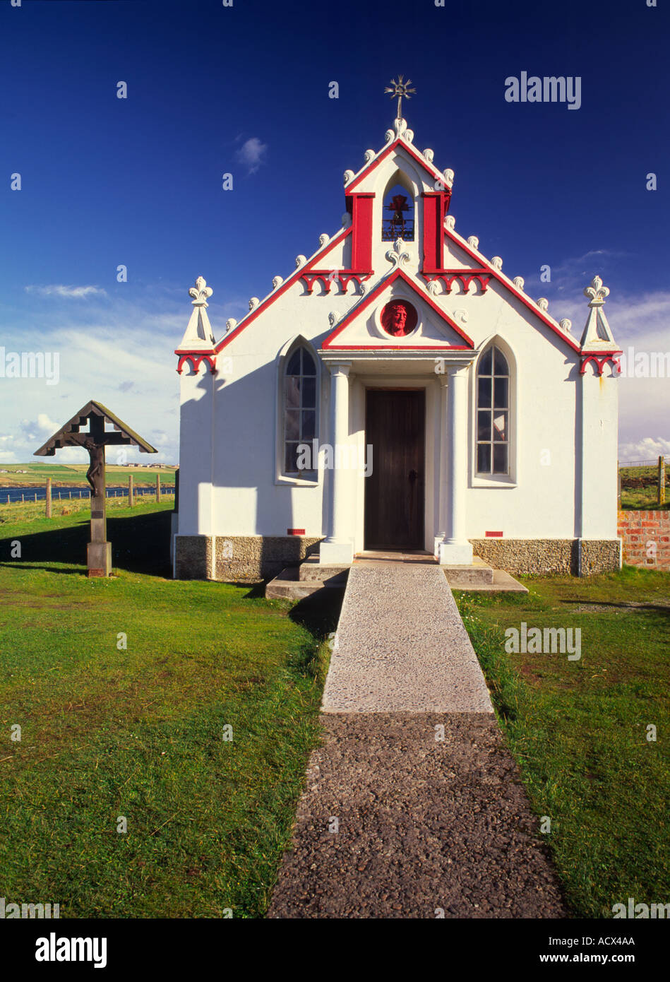 La Cappella Italiana Orkney Nissen Hut incredibilmente convertiti dai prigionieri di guerra italiani in una cappella completa Foto Stock