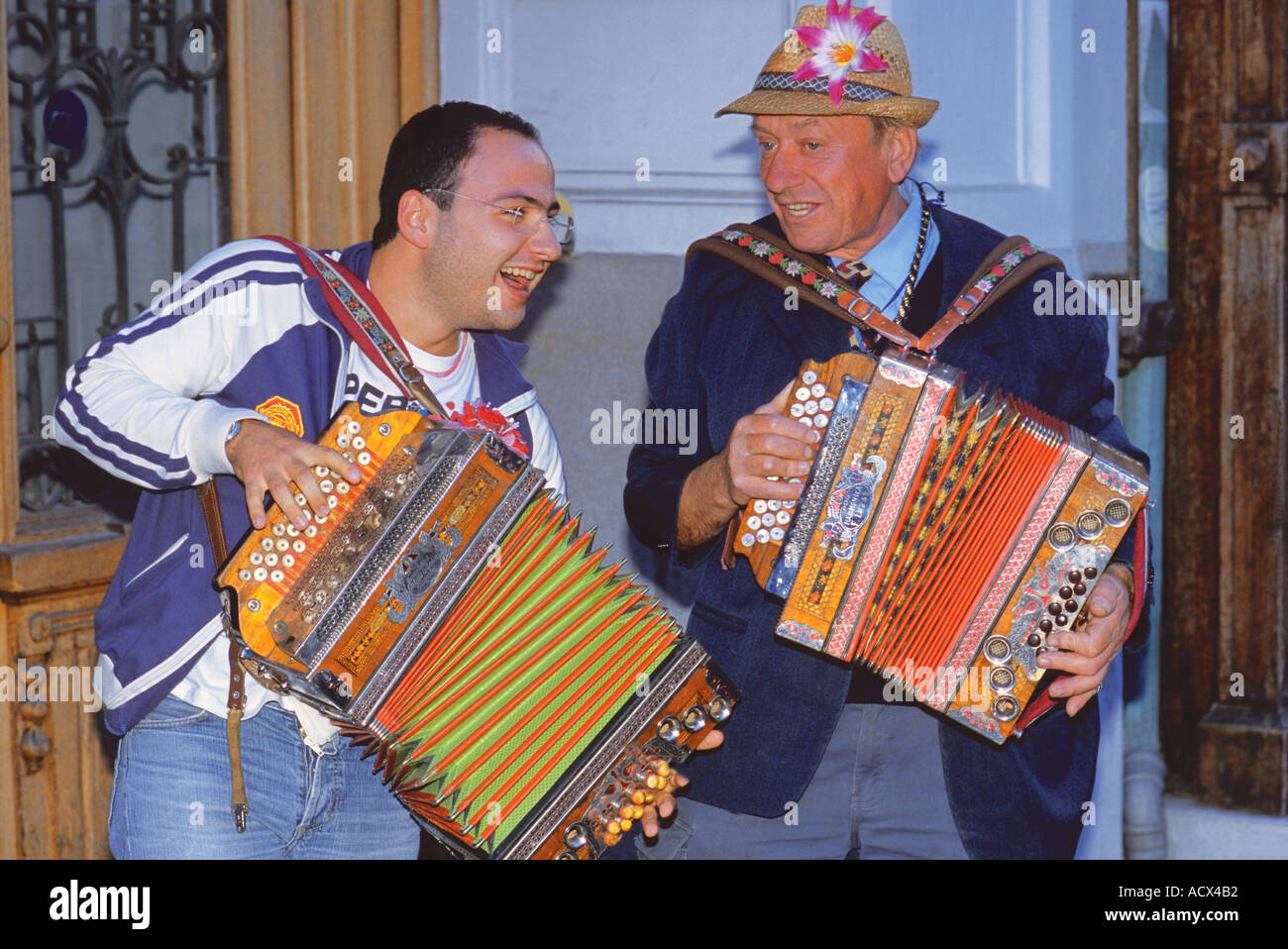 Musicisti di strada a suonare la fisarmonica Ljubljana Slovenia Foto Stock