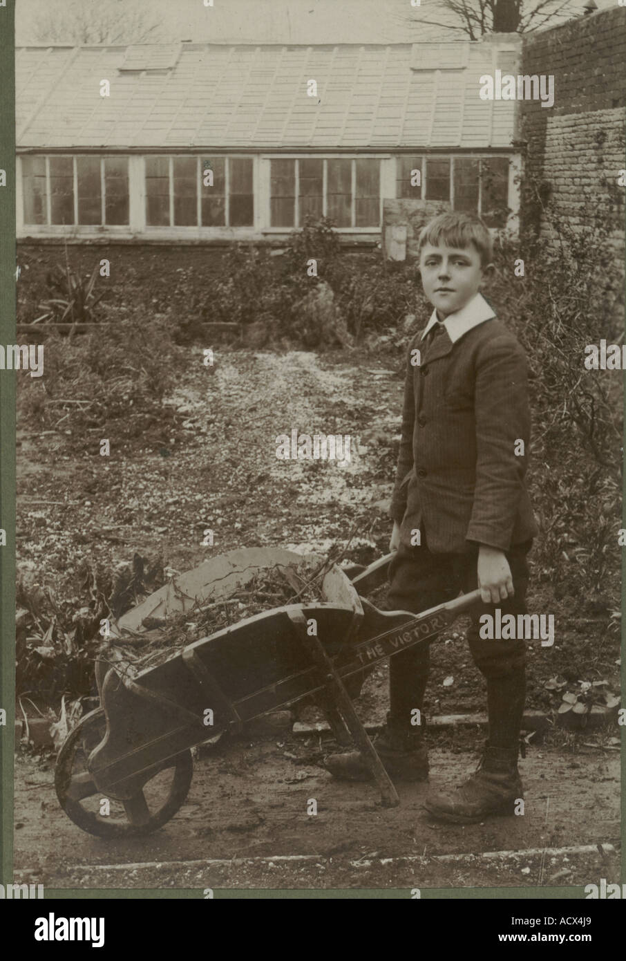 Armadio fotografia del ragazzo in giardino murato circa 1895 Foto Stock