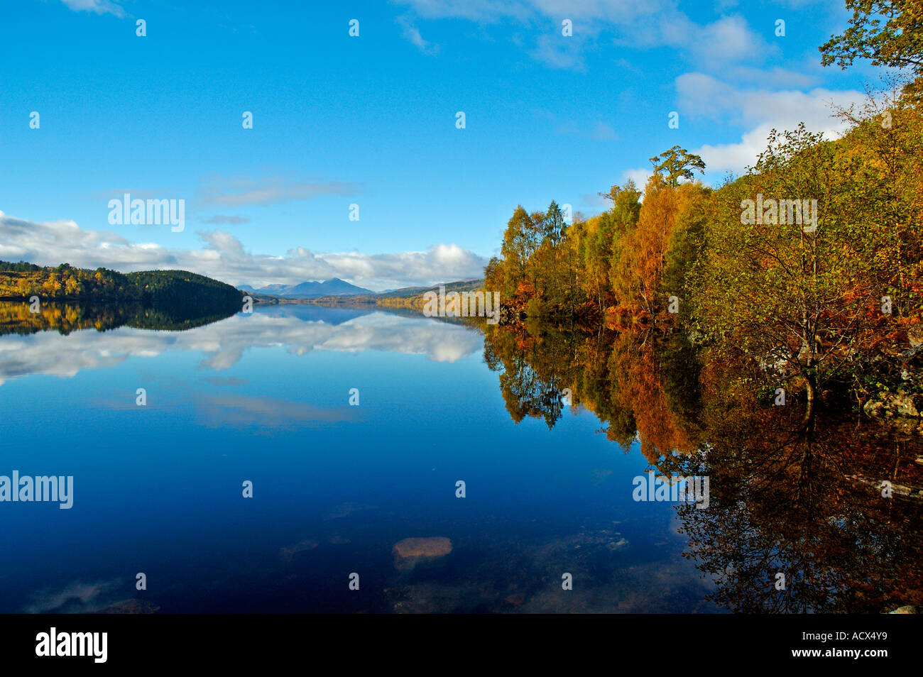 Riflessioni in Loch Garry, Invernesshire, Scotland, Regno Unito Foto Stock