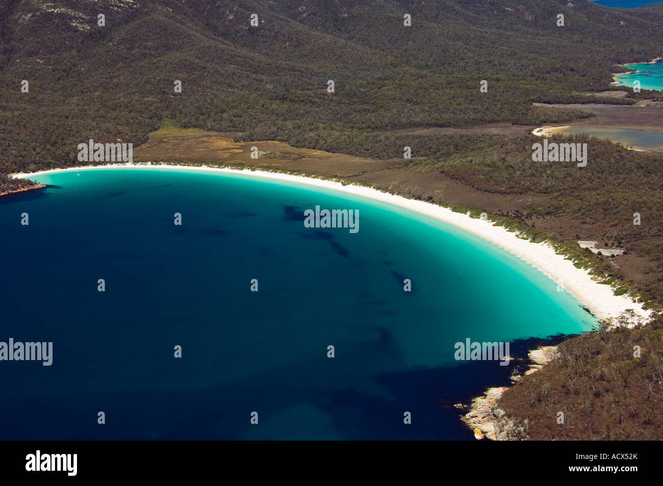 Australia Tasmania Parco Nazionale di Freycinet Penisola di Freycinet Coles Bay Wineglass Bay Spiaggia di sabbia bianca Foto Stock