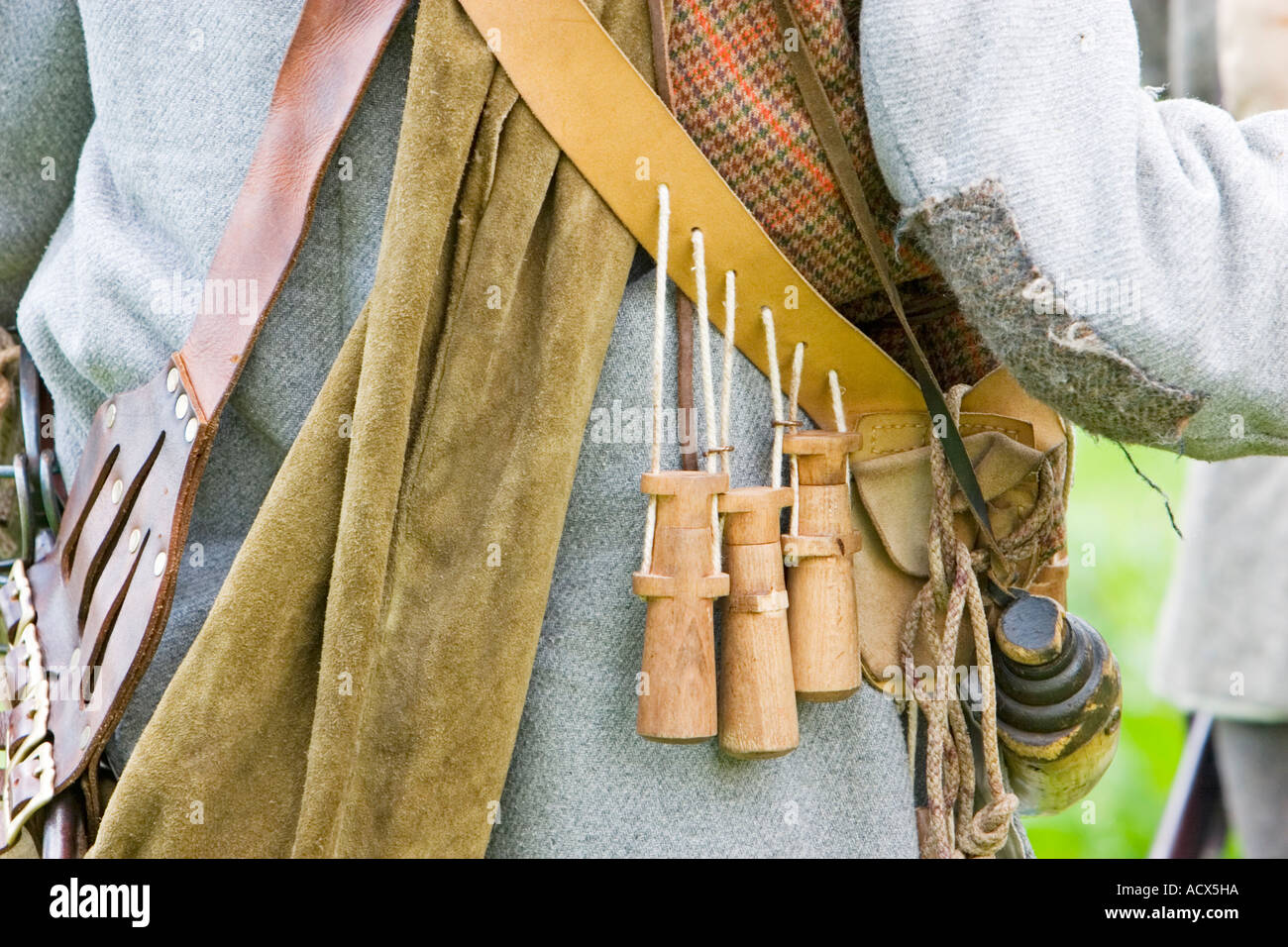 La polvere da sparo in legno sacche appese sulla pelle dei nastri Foto  stock - Alamy