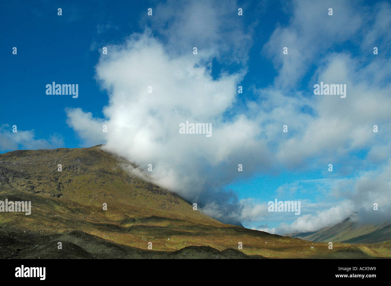 Nebbia di mattina in Gleann Fhiodhaig, Invernesshire, regione delle Highlands, Scotland, Regno Unito Foto Stock