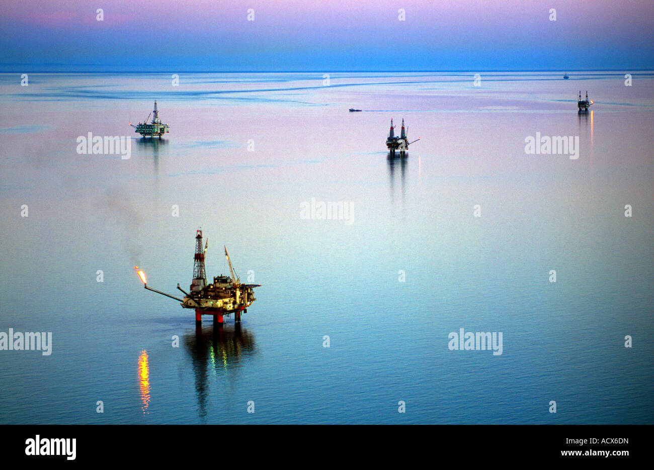 Offshore di produzione di petrolio e di gas del Cook Inlet Oilfield dell'Alaska. Foto Stock