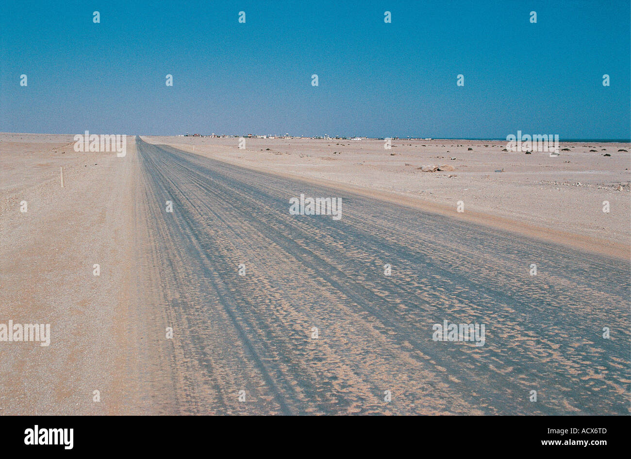 Il C34 strada principale Hentiesbaai passato a Swakopmund Namibia Africa del sud-ovest Foto Stock
