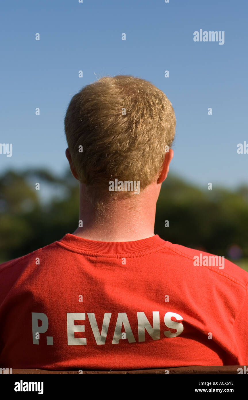 P Evans , dai capelli biondi Giovane Uomo in camicia rossa e collo bruciata dal sole Foto Stock