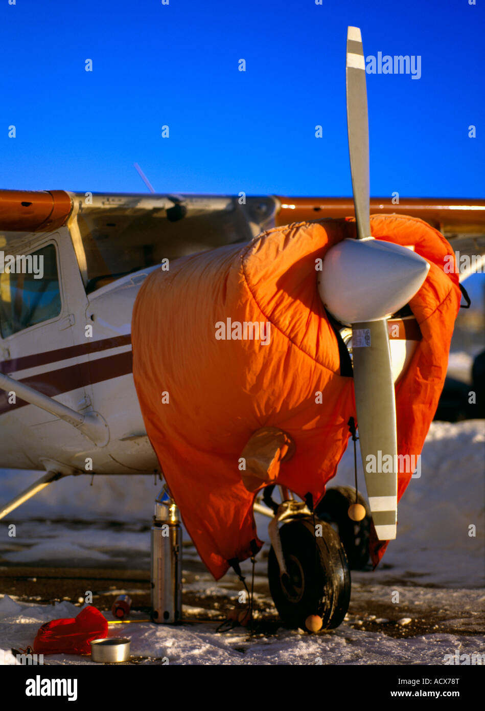 Pre riscaldamento del motore su un motore unico aereo in una fredda  giornata invernale prima di volare verso il freddo cancella Alaskan sky  Foto stock - Alamy