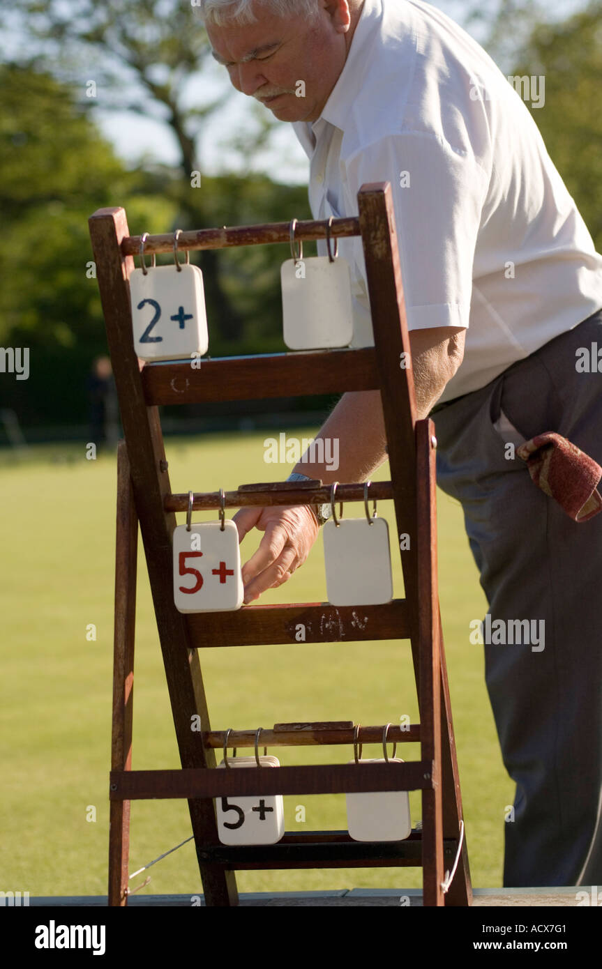 Un uomo regolando il punteggio delle carte , Aberystwyth Bowling Club. Plascrug Aberrystwyth Foto Stock