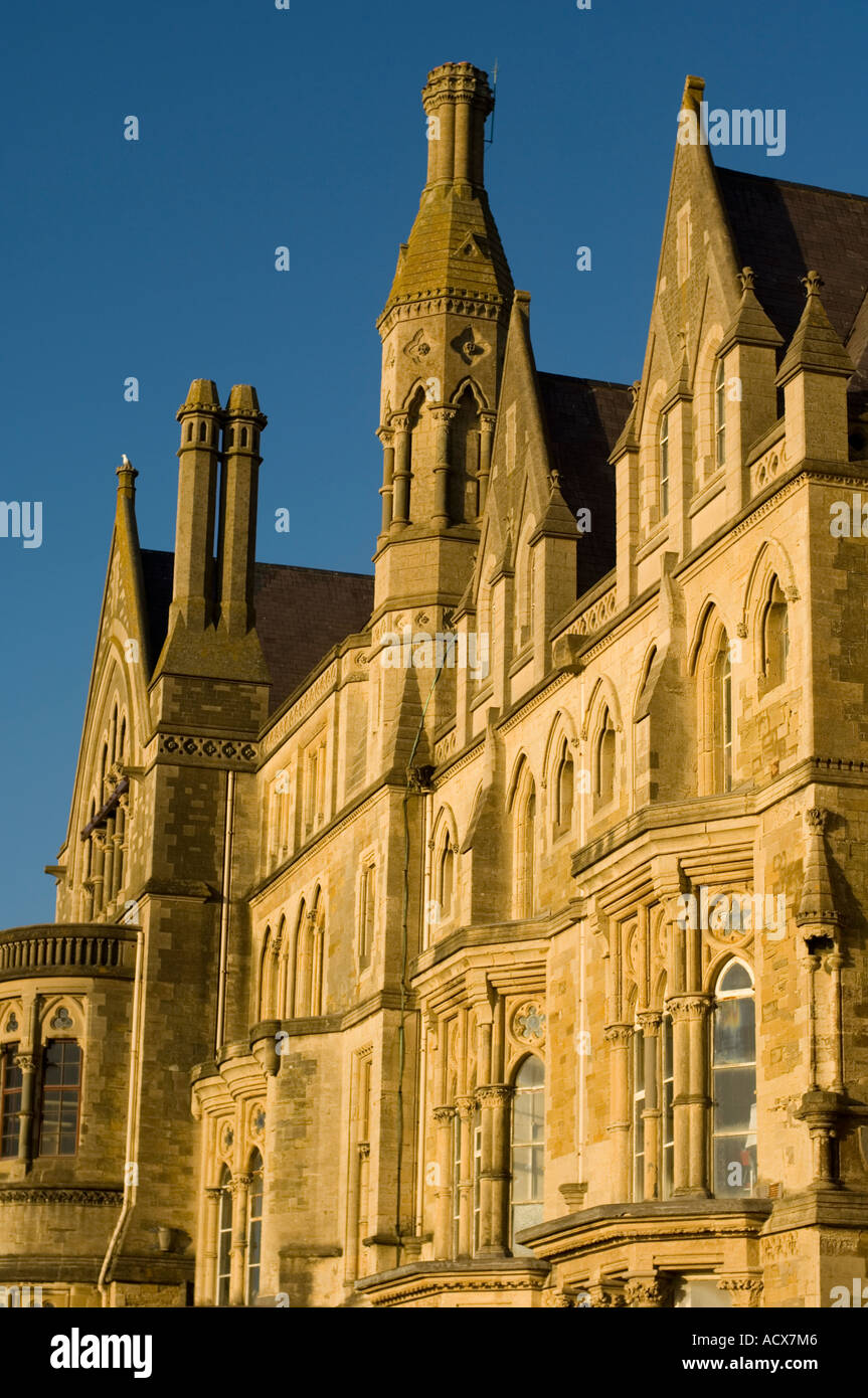 Il vecchio edificio college, Aberystwyth University, in un pomeriggio d'estate, azzurro cielo senza nuvole , ornato dettagli architettonici Foto Stock