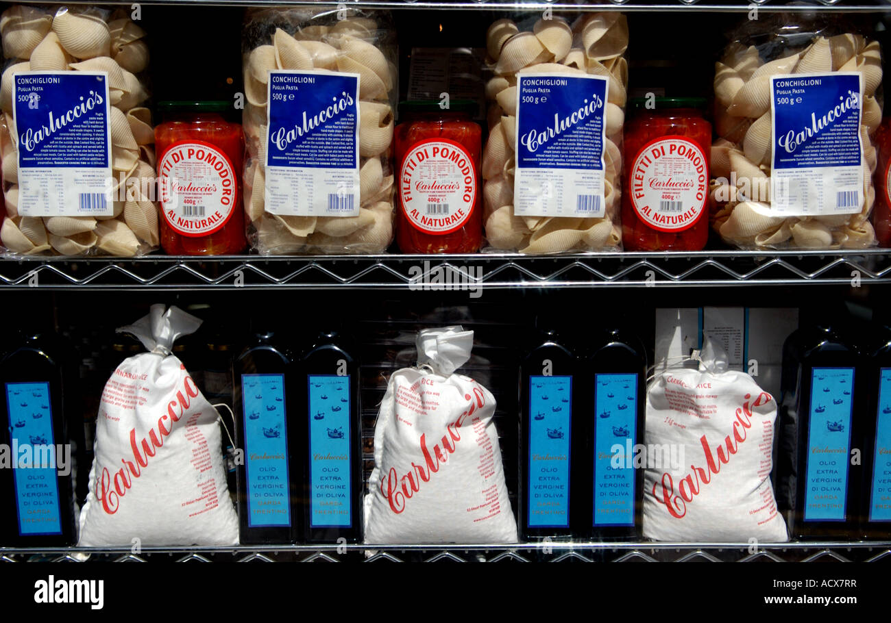Prodotti alimentari italiani in vendita al ristorante e gastronomia Carluccio S di Brighton (ora chiuso) Foto Stock