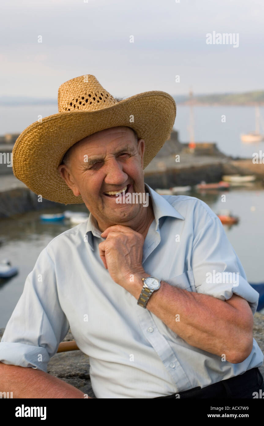 Felice vecchio uomo nel cappello di paglia nuova banchina Ceredigion west wales Foto Stock