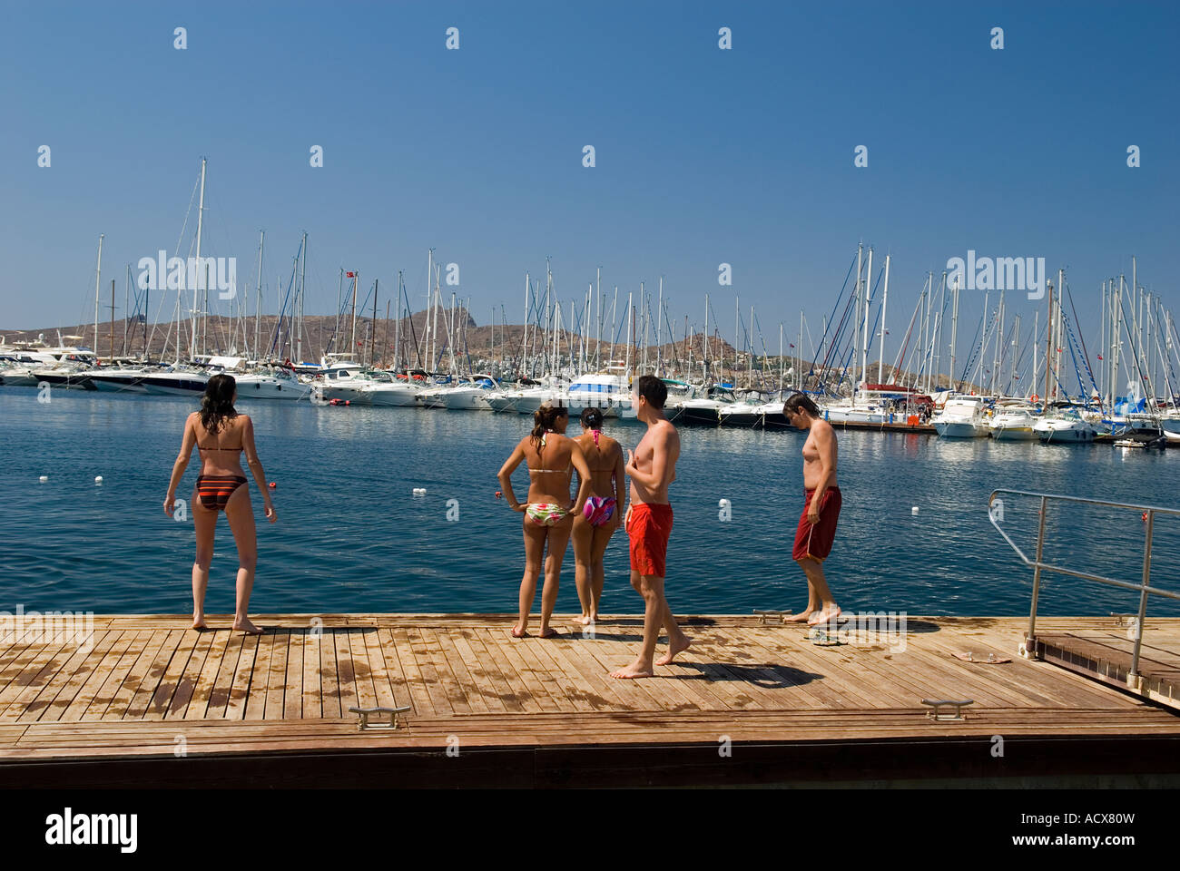 I turisti il nuoto nel Porto Bodrum Yalikavak Marina, Turchia. Foto Stock