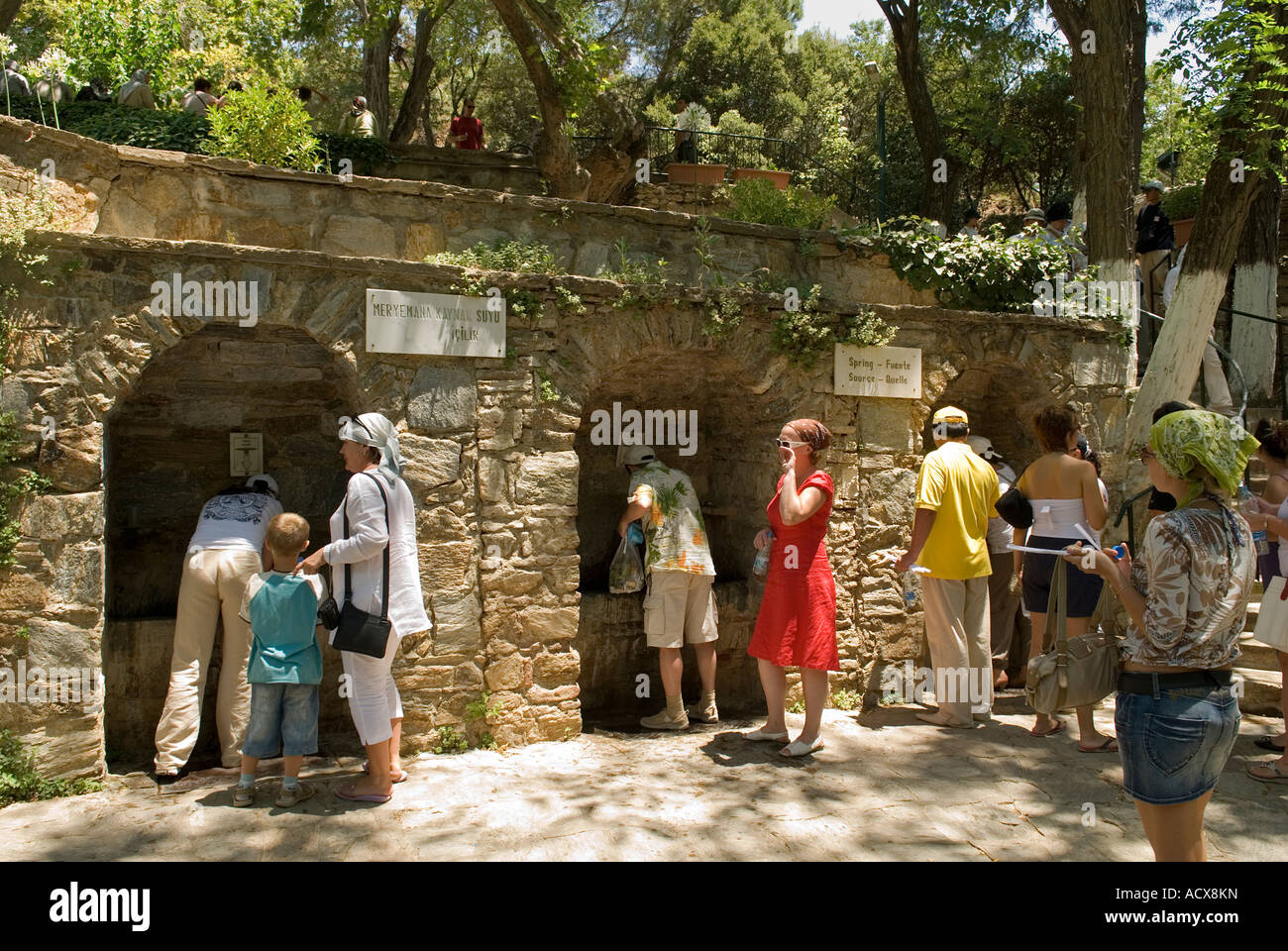 I turisti in pellegrinaggio alla Casa della Madre Maria, bevendo l'acqua santa. Meryem Ana Evì Izmir, Turchia. Foto Stock