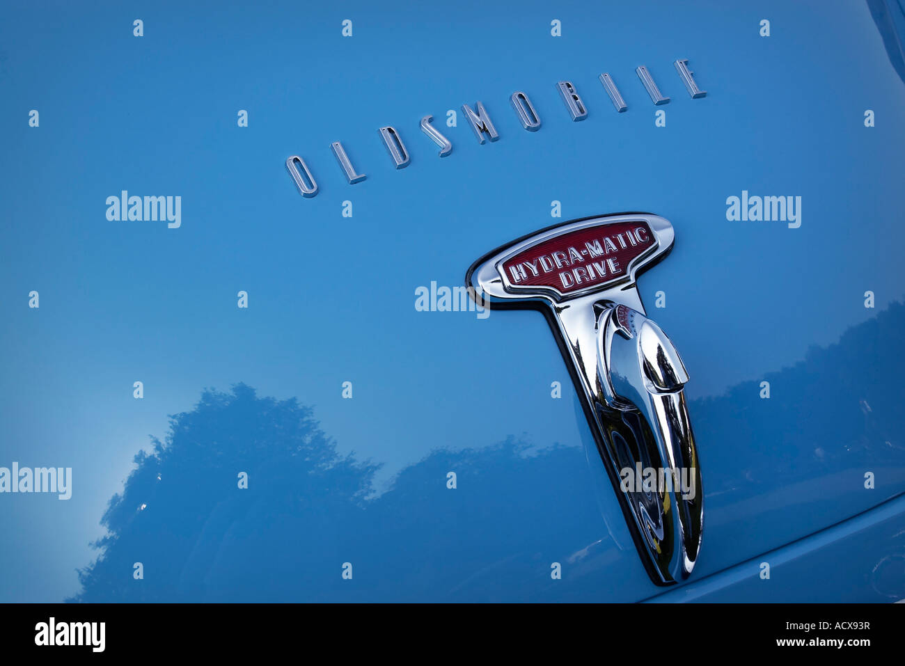 Il badge e la maniglia sul tronco di un 1949 Oldsmobile Foto Stock