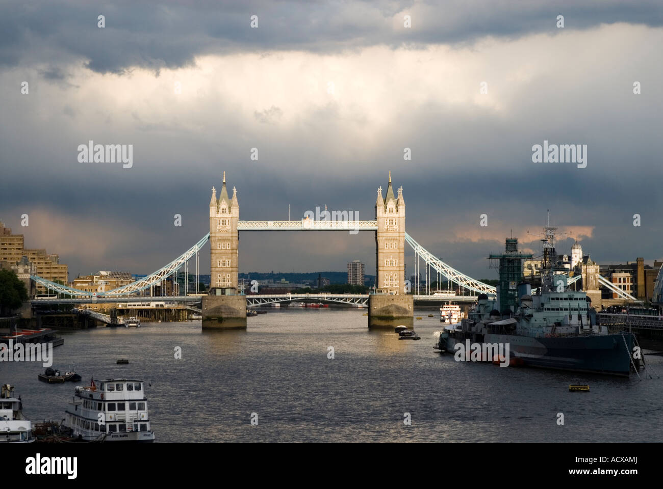 Il Tower Bridge con drammatica sky Londra Inghilterra REGNO UNITO Foto Stock