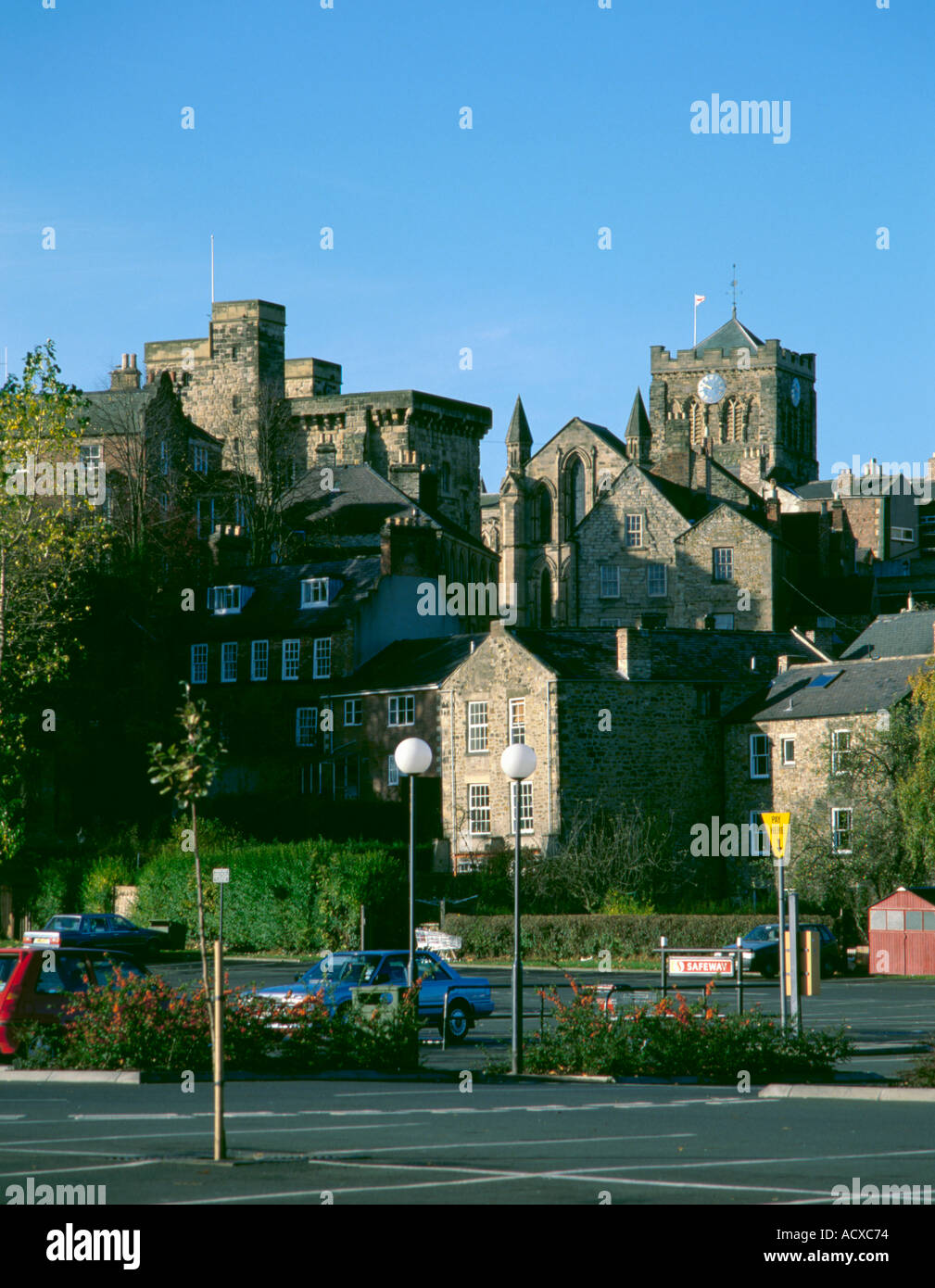 Discutibile hall e la facciata orientale di Hexham Abbey, hexham, Northumberland, Inghilterra, Regno Unito. Foto Stock