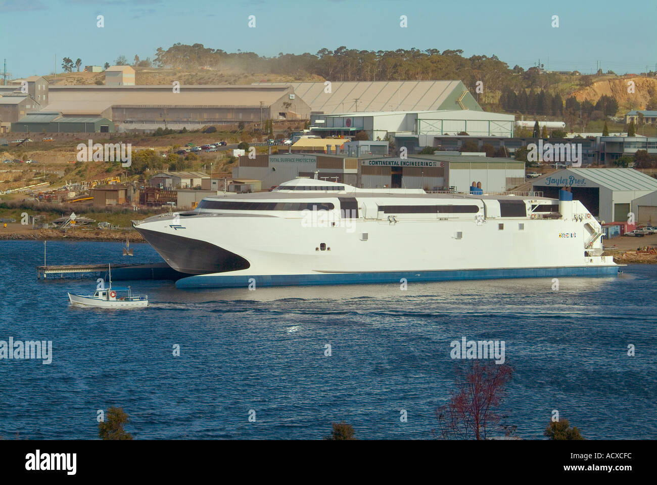 Traghetto catamarano ad alta velocità presso il cantiere navale International Catamarans nella periferia di Hobart, Tasmania, Australia Foto Stock