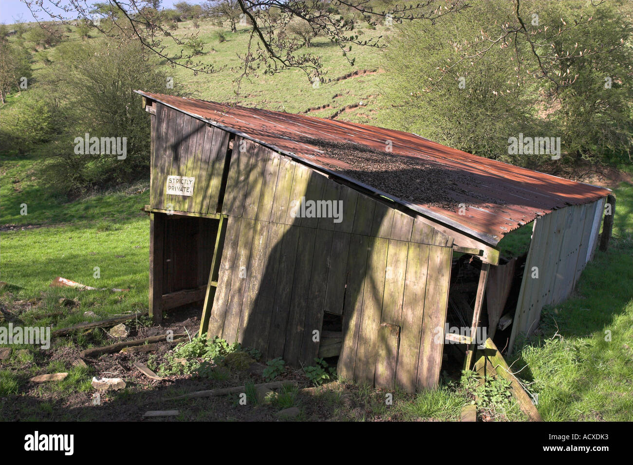 Capannone abbandonato rigorosamente con accesso privato sulla porta in Tideswell Dale Foto Stock