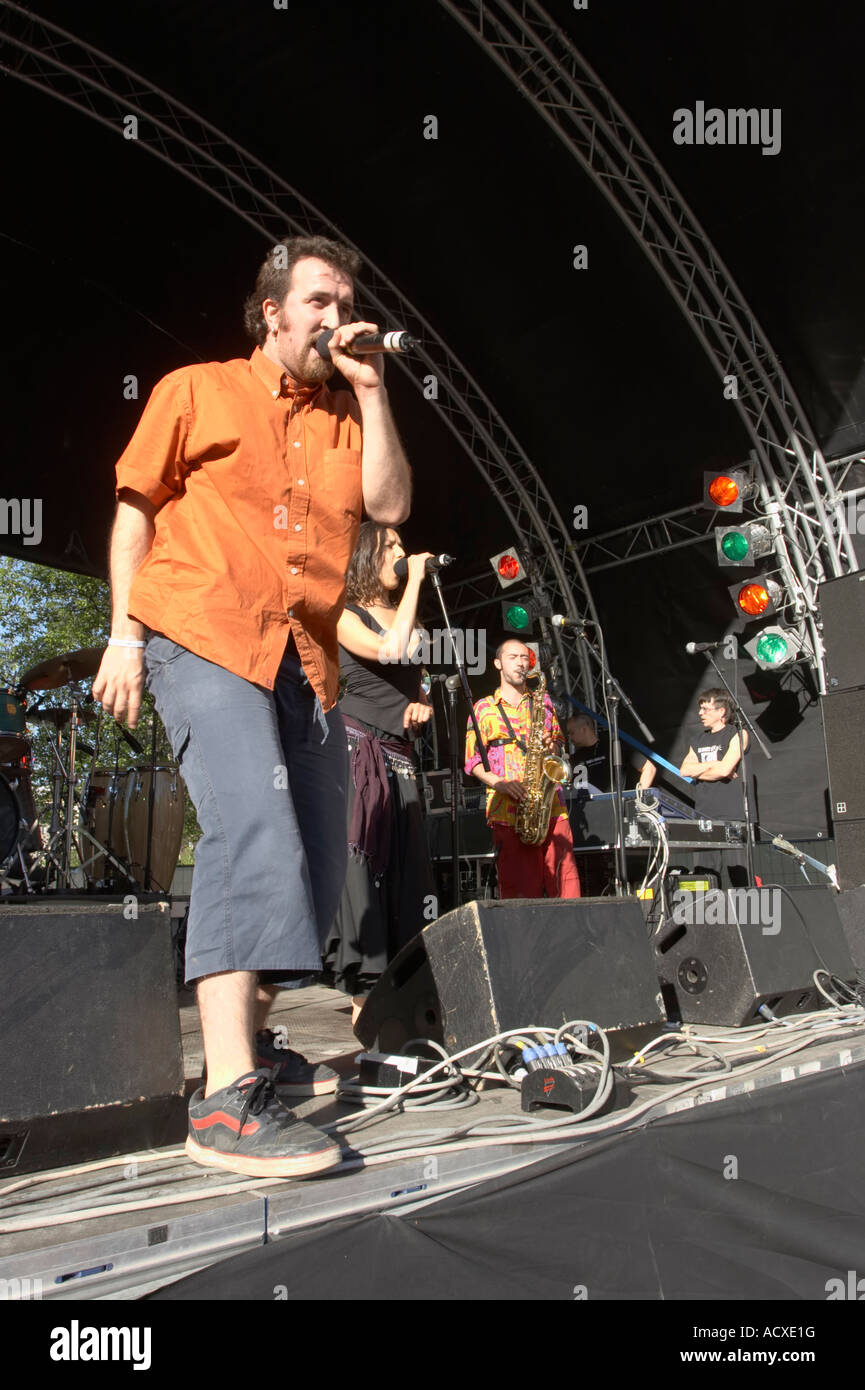 Una banda di eseguire su un palco al mondo Village festival, Kaisaniemi, Helsinki, Finlandia, UE Foto Stock