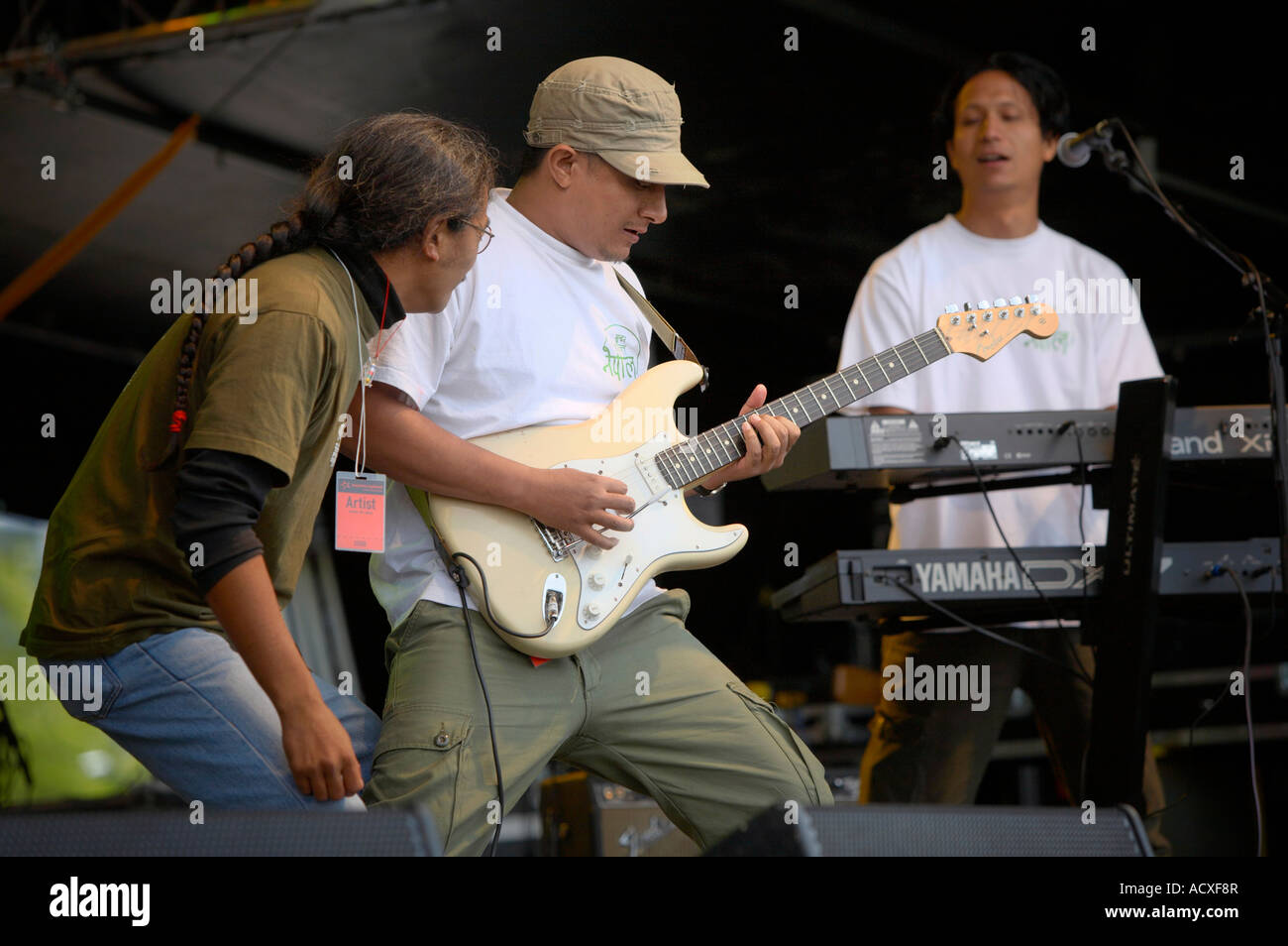 Una chitarra pleyer eseguendo su di un palco con una band al mondo Village Festival a Kaisaniemi, Helsinki, Finlandia, UE Foto Stock