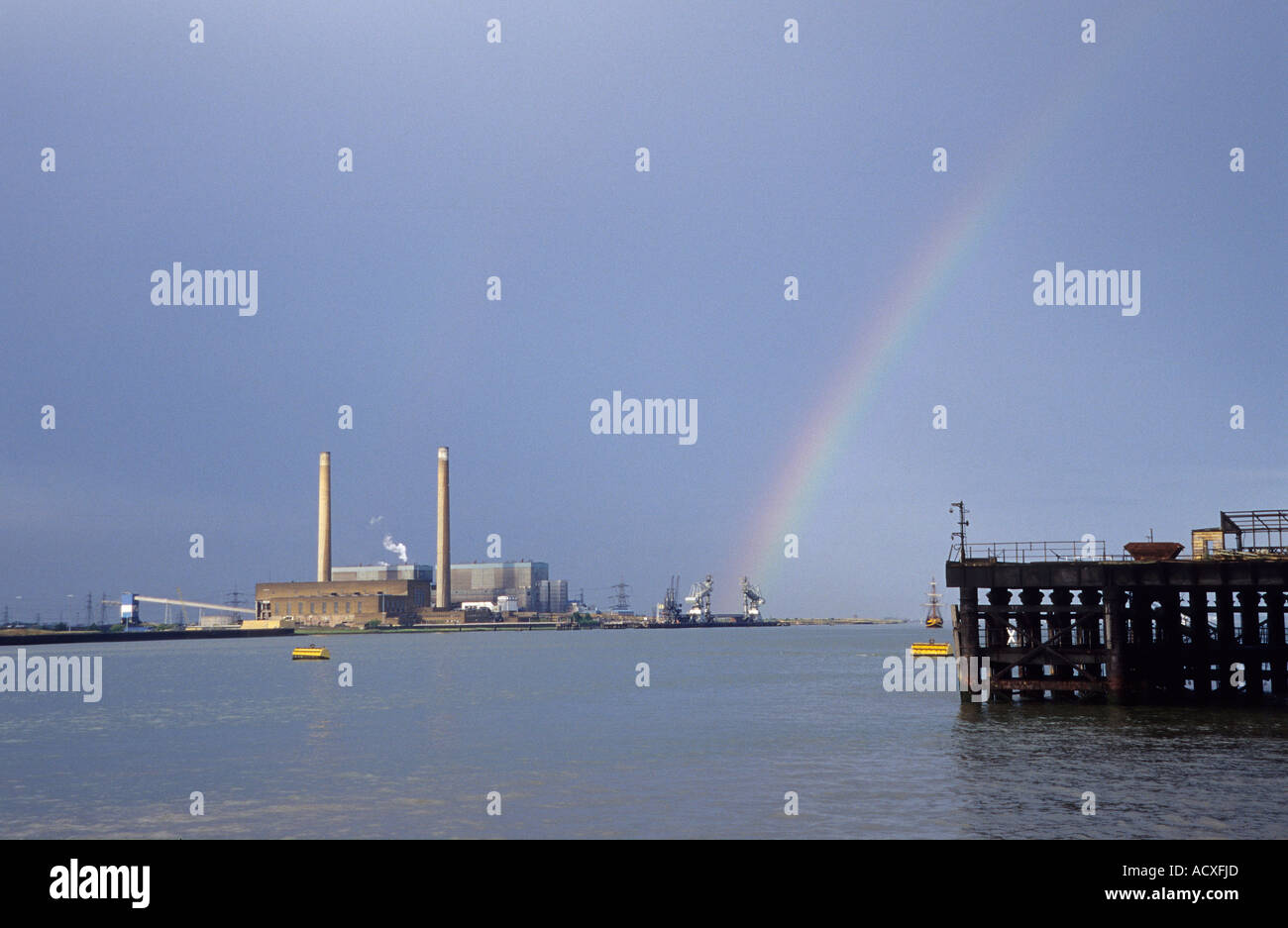 Centrale elettrica di Tilbury da Gravesend, con la vecchia centrale elettrica di Tilbury sullo sfondo, (demolita nel 2019) Foto Stock