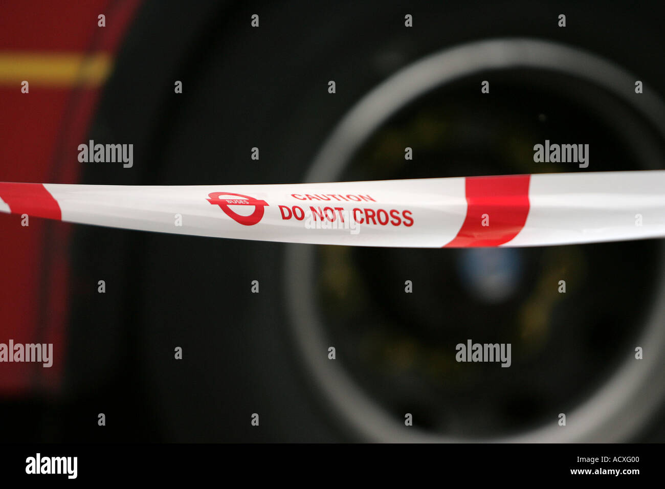 Pericolo di non attraversare la linea la polizia Divieto Divieto di interdizione autobus metropolitana stazione ferroviaria centrale di Londra centro stazione metro p Foto Stock