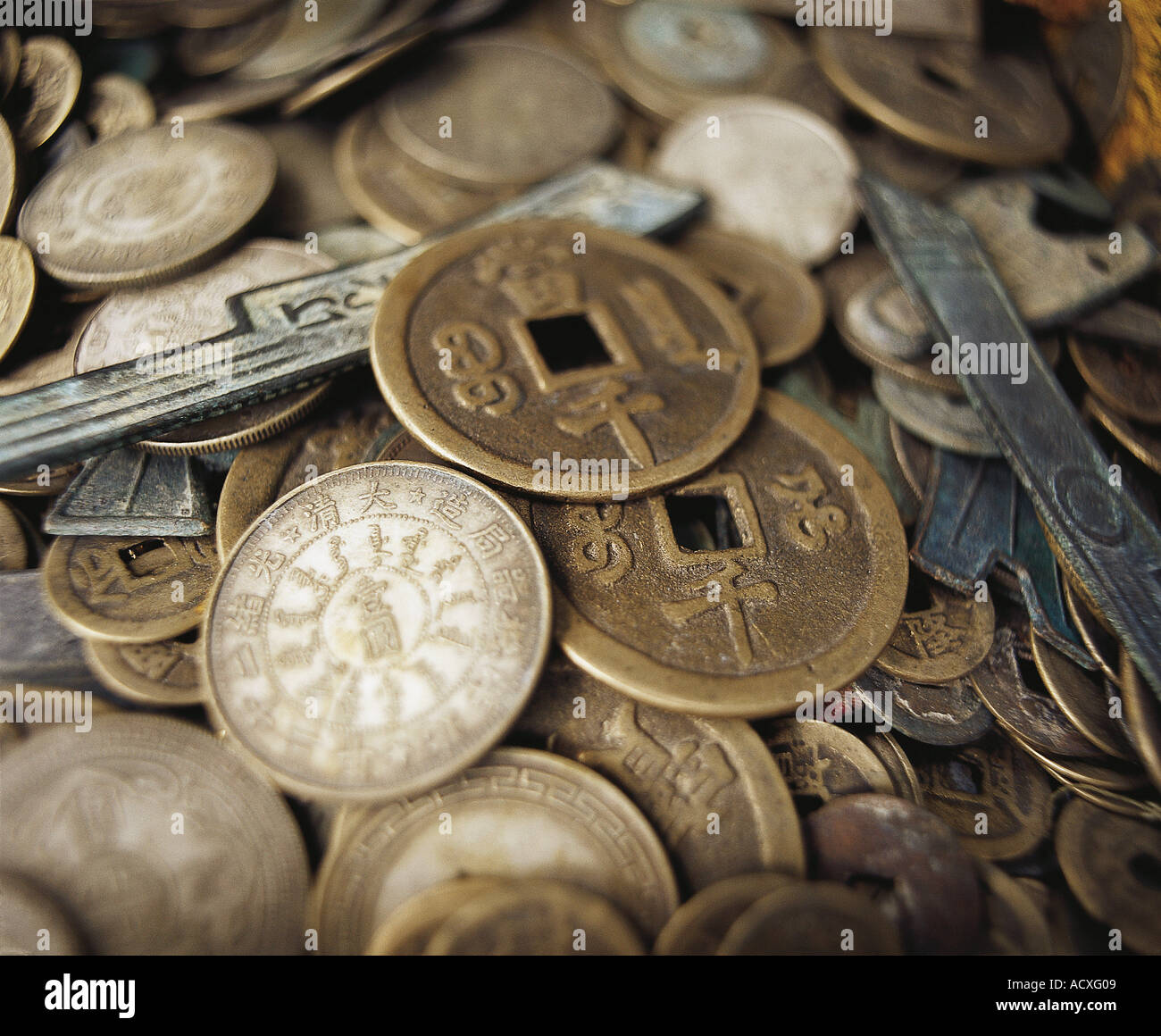 Oro e bronzo in vecchio stile monete cinesi Foto Stock