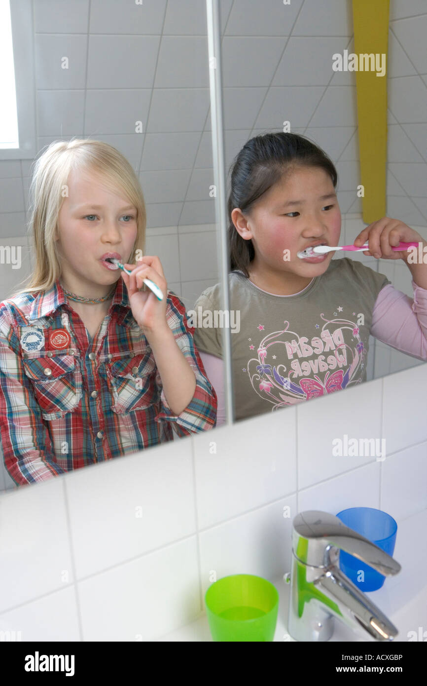 Due sono girs lavarsi i denti Foto Stock