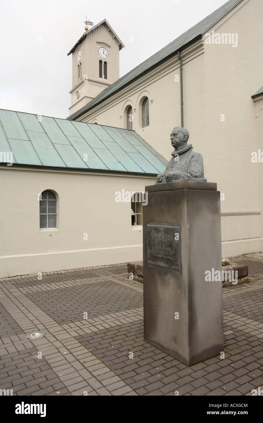 Un busto di Bjarni Jónsson oltre al Dómkirkjan, Austurvöllur square, Reykjavik, Islanda Foto Stock