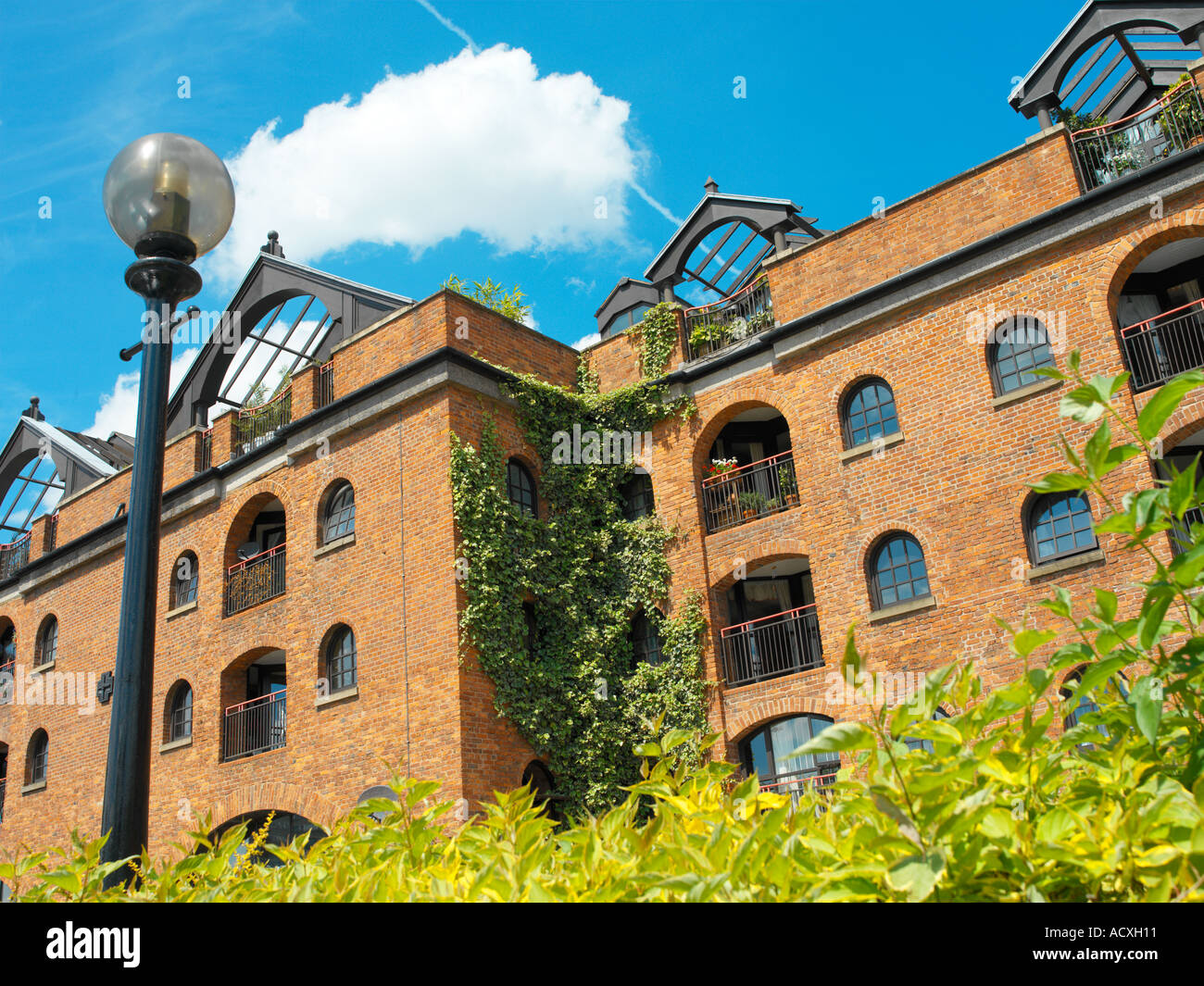 Edificio vittoriano restaurato nella luce del sole Foto Stock