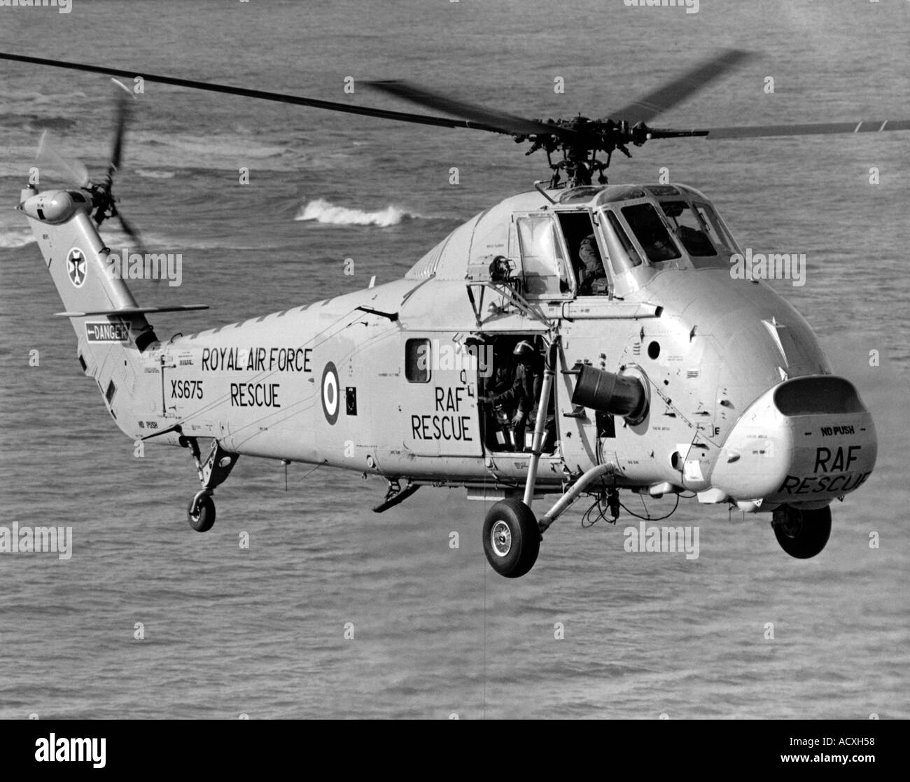 Wessex aria di mare Salvataggio in elicottero dal 1980 s in volo sopra il mare a Flamborough North Yorkshire Foto Stock